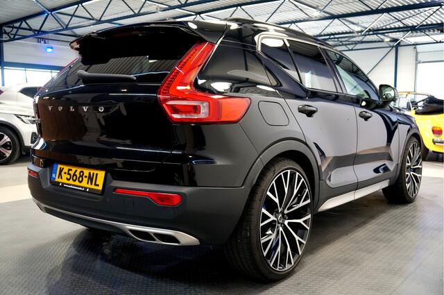 Volvo XC40 2.0 B4 AWD 155kW/211pk Aut8 R-Design PANORAMADAK + HARMAN/KARDON + ADAPT.CRUISE + BLIS + LANE ASSIST + STOELVERWARMING V&A + STUURVERWARMING + 360 CAMERA + STYLING PAKKET + EL.TREKHAAK + LEER/ALCANTARA + PARKSENSOREN V&A + 22" LM-VELGEN!!