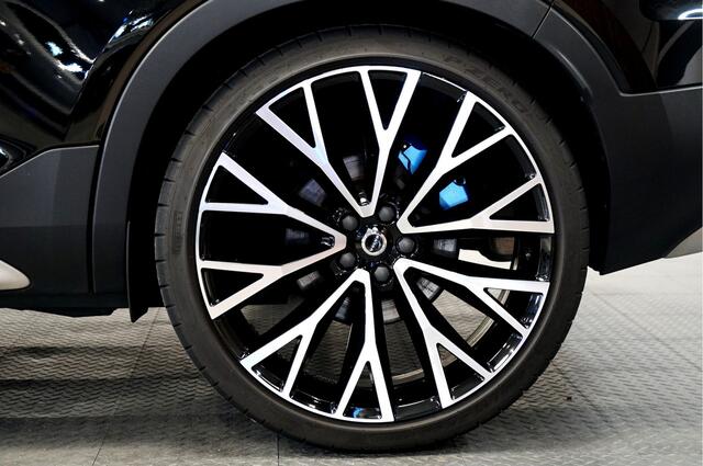 Volvo XC40 2.0 B4 AWD 155kW/211pk Aut8 R-Design PANORAMADAK + HARMAN/KARDON + ADAPT.CRUISE + BLIS + LANE ASSIST + STOELVERWARMING V&A + STUURVERWARMING + 360 CAMERA + STYLING PAKKET + EL.TREKHAAK + LEER/ALCANTARA + PARKSENSOREN V&A + 22" LM-VELGEN!!