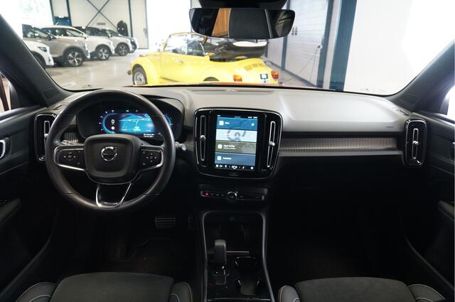 Volvo XC40 Recharge Core 69kWh 171kW/232pk Aut. BI-TONE + CLIMA + CRUISE + LANE ASSIST + GOOGLE DASH&SERVICES + STUUR-&STOELVERWARMING + KEYLESS ENTRY&GO + ON-CALL + ACHTERUITRIJCAMERA + PARKSENSOREN V&A + 19" LM-VELGEN!!