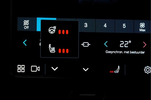 Volvo XC40 Recharge Core 69kWh 171kW/232pk Aut. BI-TONE + CLIMA + CRUISE + LANE ASSIST + GOOGLE DASH&SERVICES + STUUR-&STOELVERWARMING + KEYLESS ENTRY&GO + ON-CALL + ACHTERUITRIJCAMERA + PARKSENSOREN V&A + 19" LM-VELGEN!!