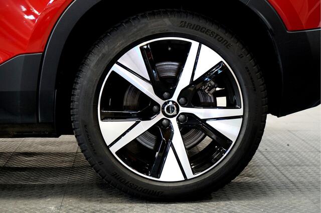 Volvo XC40 Recharge Core 69kWh 171kW/232pk Aut. BI-TONE + CLIMA + CRUISE + LANE ASSIST + GOOGLE DASH&SERVICES + STUUR-&STOELVERWARMING + KEYLESS ENTRY&GO + ON-CALL + ACHTERUITRIJCAMERA + PARKSENSOREN V&A + 19" LM-VELGEN!!