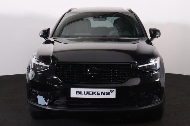 Volvo XC40 2.0 B4 Plus Black Edition Panorama/schuifdak - IntelliSafe Assist & Surround - 360º Camera - Harmon Kardon Audio - Verwarmde voorstoelen, stuur & achterbank - Parkeersensoren voor & achter - Elektr. bedienb. voorstoelen met geheugen links - Draadloze tel.