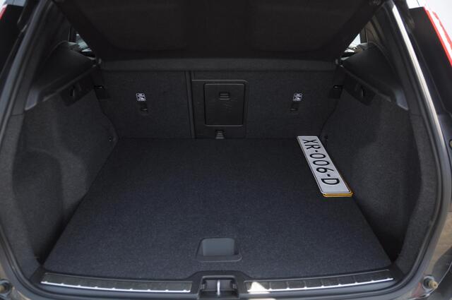 Volvo XC40 T4 190PK Automaat Inscription / Trekhaak / Adaptieve cruise control / BLIS / Stoel - Stuurwielverwarming / On Call / Parkeersensoren met 360 camera