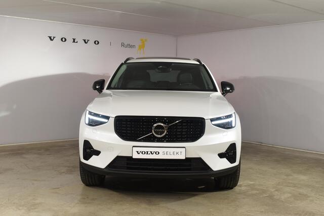 Volvo XC40 B4 211PK Automaat Ultimate Dark / Adaptieve Cruisecontrol / Elektr. schuifdak / Leer / Stoelverwarming / Stuurverwarming / Elektrische Stoelen / Elektr. achterklep / Harman Kardon / 360 graden camera /20" velgen / Verwarmbare voorruit