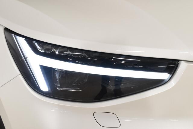 Volvo XC40 B4 211PK Automaat Ultimate Dark / Adaptieve Cruisecontrol / Elektr. schuifdak / Leer / Stoelverwarming / Stuurverwarming / Elektrische Stoelen / Elektr. achterklep / Harman Kardon / 360 graden camera /20" velgen / Verwarmbare voorruit