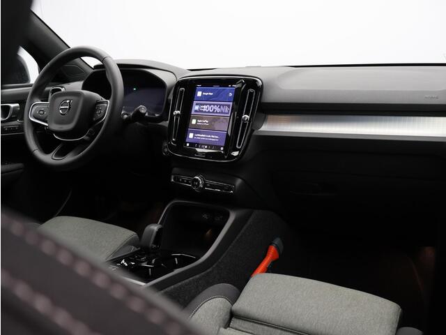 Volvo XC40 2.0 B4 Plus Dark / Trekhaak / Stoel+stuur+voorruitverwarming