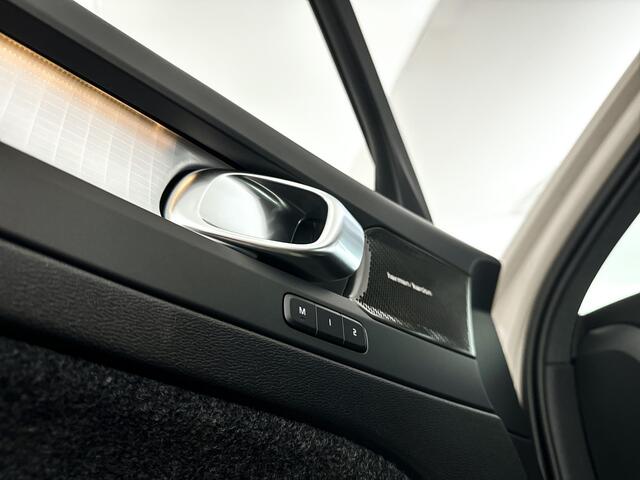 Volvo XC40 B4 Plus Dark Parkeercamera | Stoel- en Stuurverwarming | Harman Kardon | Trekhaak