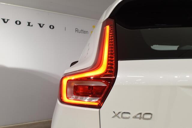 Volvo XC40 B4 211PK automaat Plus Dark / Navigatie / Harman Kardon / Stuur & Stoelverwarming / 19" Velgen / Trekhaak / Elektrische stoelverst. met geheugen