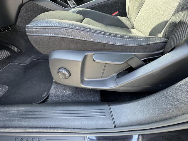 Volvo XC40 1.5 T3 Momentum Pro / Navigatie / 18" Lm velgen / Elektrisch bedienbare achterklep / Trekhaak Elektrisch bedienbare / Tweede eigenaar