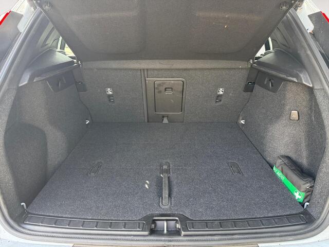 Volvo XC40 2.0 B4 Plus Dark | Harman/Kardon Audio | Stoelverwarming | Trekhaak | Elek. verstelbare voorstoelen |