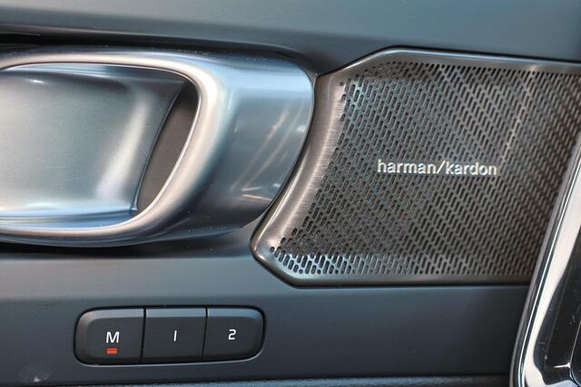 Volvo XC40 T5 Recharge Ultimate Bright - Panorama/schuifdak - IntelliSafe Assist & Surround - 360º Camera - Harman/Kardon audio - Verwarmde voorstoelen & stuur - Parkeersensoren voor & achter - Elektr. bedienb. voorstoelen met geheugen links - Draadloze tel. lader -