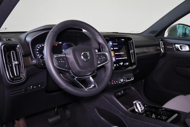 Volvo XC40 T5 Recharge Ultimate Bright - Panorama/schuifdak - IntelliSafe Assist & Surround - 360º Camera - Harman/Kardon audio - Verwarmde voorstoelen & stuur - Parkeersensoren voor & achter - Elektr. bedienb. voorstoelen met geheugen links - Draadloze tel. lader -