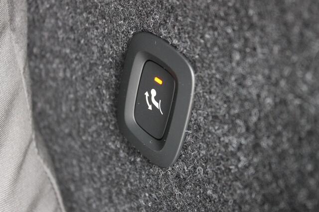 Volvo XC40 B4 211PK Automaat Plus Dark Google Infotainment / Semi elektrisch wegklapbare trekhaak / Verwarmbare voorruit / Harman Kardon Audio installatie / Elektrisch bedienbare voorstoelen