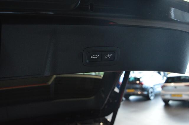 Volvo XC40 2.0 B3 Plus Dark leer keyless pano harman kardon 20 inch !!
