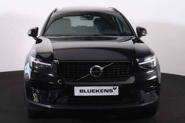 Volvo XC40 B3 Plus Dark - Panorama/schuifdak - IntelliSafe Assist & Surround - Harman/Kardon audio - Parkeercamera achter - Verwarmde voorstoelen & stuur - Parkeersensoren voor & achter - Elektr. bedienb. voorstoelen met geheugen links - Draadloze tel. lader - Extra