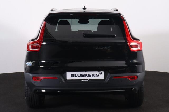 Volvo XC40 B3 Plus Dark - Panorama/schuifdak - IntelliSafe Assist & Surround - Harman/Kardon audio - Parkeercamera achter - Verwarmde voorstoelen & stuur - Parkeersensoren voor & achter - Elektr. bedienb. voorstoelen met geheugen links - Draadloze tel. lader - Extra
