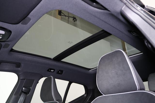 Volvo XC40 B3 Plus Dark - Panorama/schuifdak - IntelliSafe Assist & Surround - Harman/Kardon audio - Parkeercamera achter - Verwarmde voorstoelen & stuur - Parkeersensoren voor & achter - Elektr. bedienb. voorstoelen met geheugen links - Draadloze tel. lader - Extra