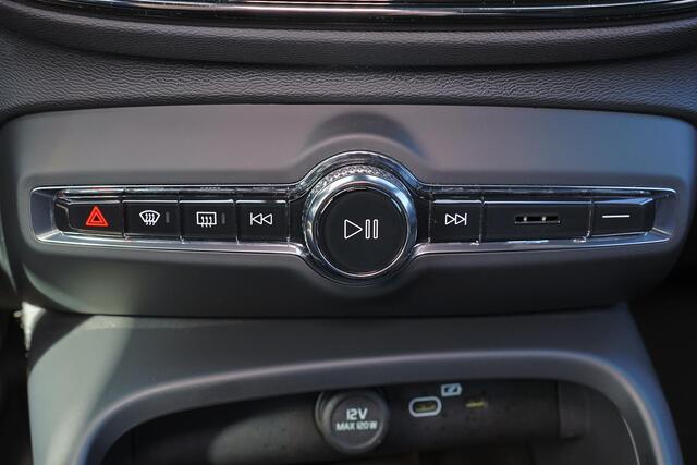 Volvo XC40 B3 Plus Dark - Panorama/schuifdak - IntelliSafe Assist & Surround - Harman/Kardon audio - Parkeercamera achter - Verwarmde voorstoelen & stuur - Parkeersensoren voor & achter - Elektr. bedienb. voorstoelen met geheugen links - Draadloze tel. lader - Extra