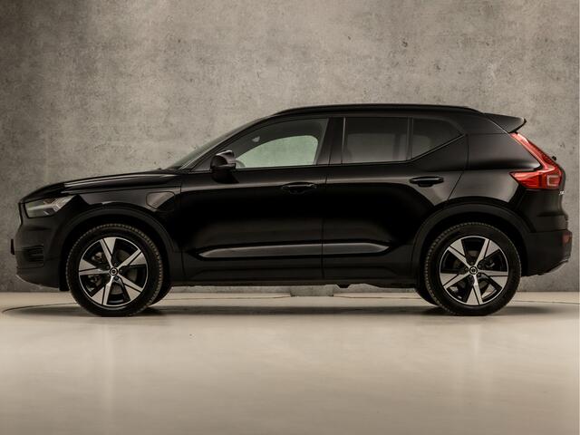 Volvo XC40 1.5 T4 Recharge Inscription 211Pk Automaat (PANORAMADAK, APPLE CARPLAY, LEDER, MEMORY SEATS, KEYLESS, STUUR/STOELVERWARMING, HARMAN/KARDON, CAMERA, TREKHAAK, ADAPTIVE CRUISE, ZWART HEMEL, NIEUWSTAAT)