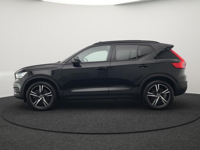Volvo XC40 T4 Recharge R-Design Plug In Hybrid 211pk Dealer O.H PHEV | Panodak | 360 Camera | Harman Kardon Sound | Adaptive Cruise | Alcantara Sportstoelen Verwarmd | Apple Carplay | Keyless | Blis | Stuur Verwarmd | Navigatie | Virtual | DAB |