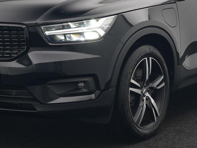 Volvo XC40 T4 Recharge R-Design Plug In Hybrid 211pk Dealer O.H PHEV | Panodak | 360 Camera | Harman Kardon Sound | Adaptive Cruise | Alcantara Sportstoelen Verwarmd | Apple Carplay | Keyless | Blis | Stuur Verwarmd | Navigatie | Virtual | DAB |