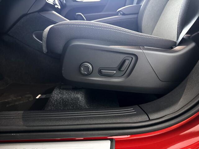 Volvo XC40 B4 Plus Dark | Parkeercamera | Stoel- en Stuurverwarming | Harman Kardon | Trekhaak