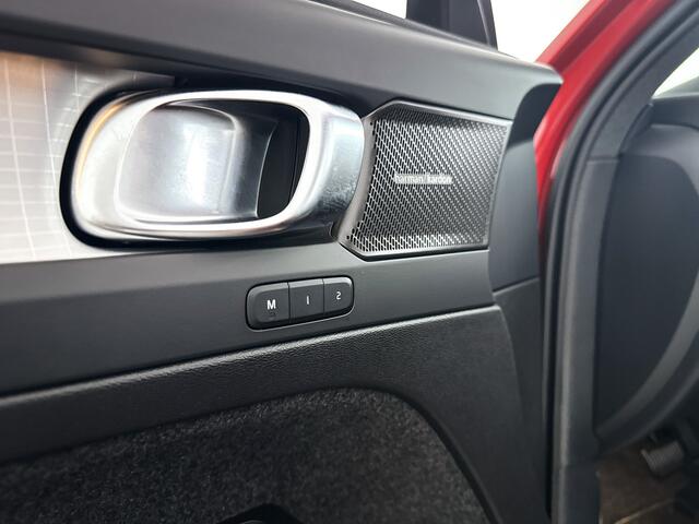 Volvo XC40 B4 Plus Dark | Parkeercamera | Stoel- en Stuurverwarming | Harman Kardon | Trekhaak