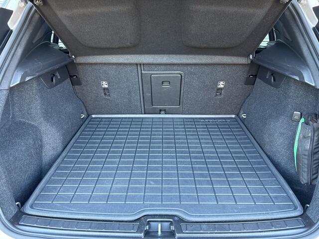 Volvo XC40 T4 Plug-in hybrid Ultimate Dark / 20" / Black Sheep pakket / Hoogglans zwart dak /