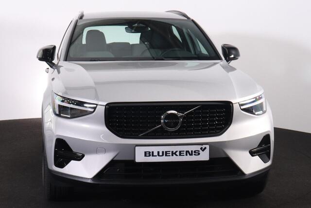 Volvo XC40 B4 Plus Dark - IntelliSafe Assist & Surround - Harman/Kardon audio - Parkeercamera achter - Verwarmde voorstoelen & stuur - Parkeersensoren voor & achter - Elektr. bedienb. voorstoelen met geheugen links - Draadloze tel. lader - Elektr. inklapbare trekhaa