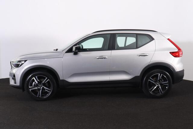 Volvo XC40 B4 Plus Dark - IntelliSafe Assist & Surround - Harman/Kardon audio - Parkeercamera achter - Verwarmde voorstoelen & stuur - Parkeersensoren voor & achter - Elektr. bedienb. voorstoelen met geheugen links - Draadloze tel. lader - Elektr. inklapbare trekhaa