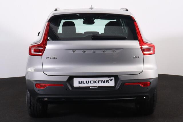 Volvo XC40 B4 Plus Dark - IntelliSafe Assist & Surround - Harman/Kardon audio - Parkeercamera achter - Verwarmde voorstoelen & stuur - Parkeersensoren voor & achter - Elektr. bedienb. voorstoelen met geheugen links - Draadloze tel. lader - Elektr. inklapbare trekhaa