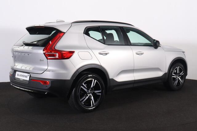 Volvo XC40 B4 Plus Dark - IntelliSafe Assist & Surround - Harman/Kardon audio - Parkeercamera achter - Verwarmde voorstoelen & stuur - Parkeersensoren voor & achter - Elektr. bedienb. voorstoelen met geheugen links - Draadloze tel. lader - Elektr. inklapbare trekhaa
