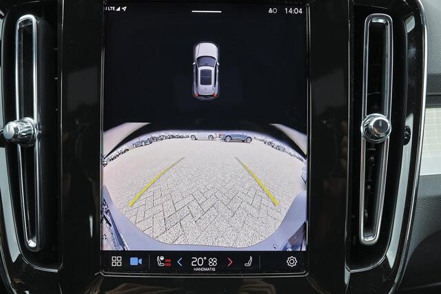 Volvo XC40 B4 Plus Dark - IntelliSafe Assist & Surround - Harman/Kardon audio - Parkeercamera achter - Verwarmde voorstoelen & stuur - Parkeersensoren voor & achter - Elektr. bedienb. voorstoelen met geheugen links - Draadloze tel. lader - Elektr. inklapbare trekhaa