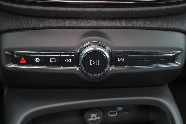 Volvo XC40 B4 Plus Dark - IntelliSafe Assist & Surround - Harman/Kardon audio - Parkeercamera achter - Verwarmde voorstoelen & stuur - Parkeersensoren voor & achter - Elektr. bedienb. voorstoelen met geheugen links - Draadloze tel. lader - Elektr. inklapbare trekhaa