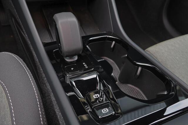 Volvo XC40 B4 Plus Dark - IntelliSafe Assist & Surround - Harman/Kardon audio - Parkeercamera achter - Verwarmde voorstoelen & stuur - Parkeersensoren voor & achter - Elektr. bedienb. voorstoelen met geheugen links - Draadloze tel. lader - Elektr. inklapbare trekhaa