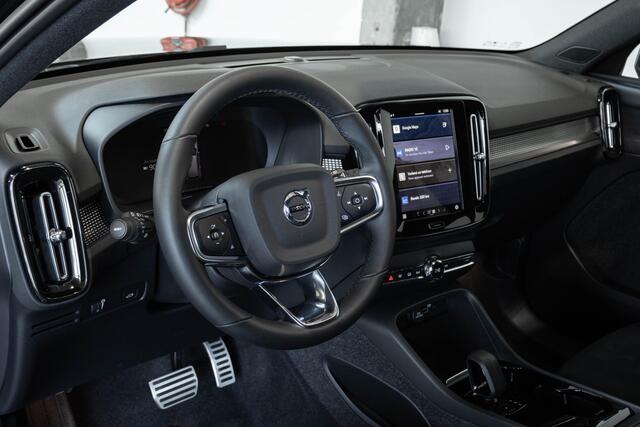 Volvo XC40 Recharge Single Motor Plus Trekhaak | Adaptive Cruise Control Met Stuurhulp | Verwarmbare Voorstoelen | Stuurwielverwarming | Draadloos Telefoon Opladen | Apple CarPlay/Android Auto | 2-Zone Electronic Climate Control | Google Services | 19 Inch Velgen