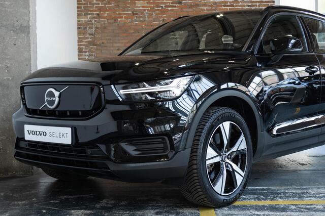 Volvo XC40 Recharge Single Motor Plus Trekhaak | Adaptive Cruise Control Met Stuurhulp | Verwarmbare Voorstoelen | Stuurwielverwarming | Draadloos Telefoon Opladen | Apple CarPlay/Android Auto | 2-Zone Electronic Climate Control | Google Services | 19 Inch Velgen