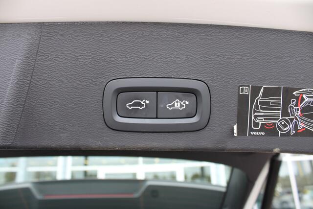 Volvo XC40 T3 Automaat R-Design | Adapt. Cruise | El. Trekhaak | Park assist V+A | Draadloze telefoonlader