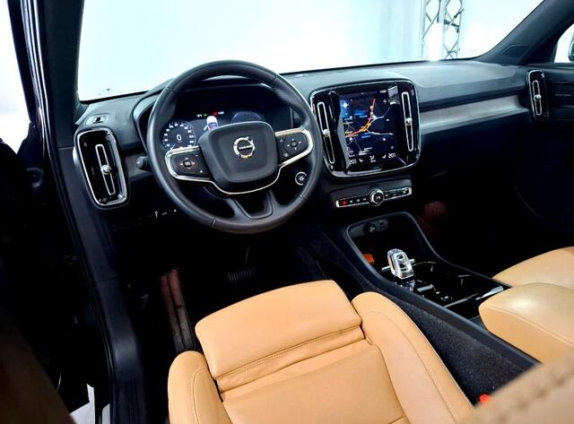 Volvo XC40 1.5 T4 Recharge 155kW/211pk DCT7 Inscription PANORAMADAK + HARMAN/KARDON + EL.TREKHAAK + CRUISE + NAVI SENSUS + BLIS + LANE ASSIST + EL.STOELEN + STUUR-&STOELVERWARMING V&A + 360 CAMERA + KEYLESS + PARKSENSOREN V&A + 19" LM-VELGEN!!