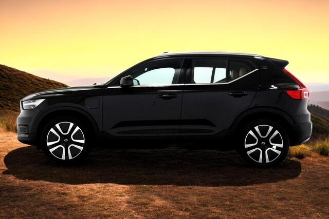 Volvo XC40 1.5 T4 Recharge 155kW/211pk DCT7 Inscription PANORAMADAK + HARMAN/KARDON + EL.TREKHAAK + CRUISE + NAVI SENSUS + BLIS + LANE ASSIST + EL.STOELEN + STUUR-&STOELVERWARMING V&A + 360 CAMERA + KEYLESS + PARKSENSOREN V&A + 19" LM-VELGEN!!