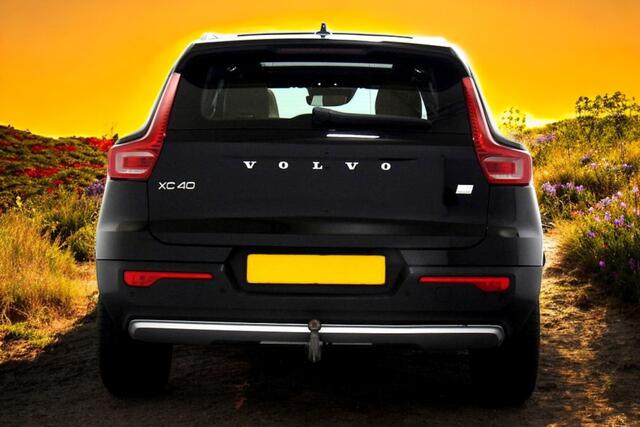 Volvo XC40 1.5 T4 Recharge 155kW/211pk DCT7 Inscription PANORAMADAK + HARMAN/KARDON + EL.TREKHAAK + CRUISE + NAVI SENSUS + BLIS + LANE ASSIST + EL.STOELEN + STUUR-&STOELVERWARMING V&A + 360 CAMERA + KEYLESS + PARKSENSOREN V&A + 19" LM-VELGEN!!
