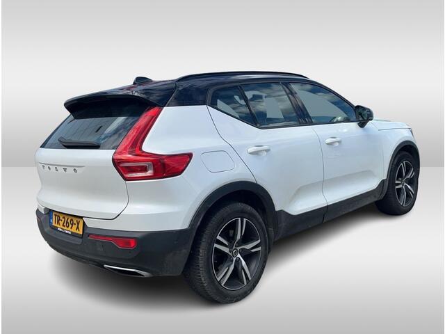 Volvo XC40 2.0 T4 R-Design / Trekhaak / Panoramadak / Camera / Harman Kardon / Leder&Alcantara / 19'' / Bliss / CarPlay / Stoelverwarming / DAB / ACC