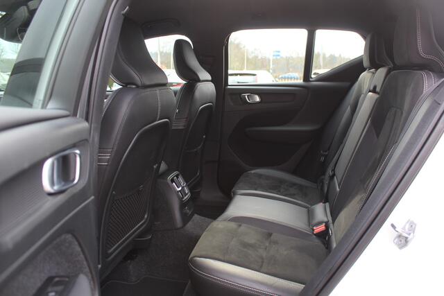 Volvo XC40 2.0 T4 R-Design / Trekhaak / Panoramadak / Camera / Harman Kardon / Leder&Alcantara / 19'' / Bliss / CarPlay / Stoelverwarming / DAB / ACC