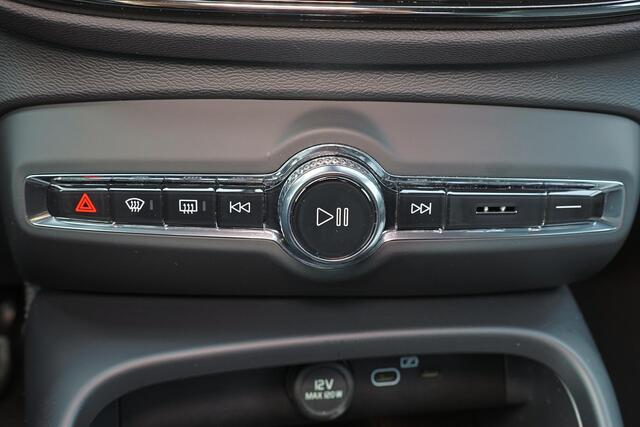 Volvo XC40 Extended Range Plus 82 kWh - IntelliSafe Assist & Surround - 360º Camera - Harman/Kardon audio - Verwarmde voorstoelen, stuur & achterbank - Parkeersensoren voor & achter - Elektr. bedienb. bestuurdersstoel met geheugen - Wollen bekleding - Draadloze tel.