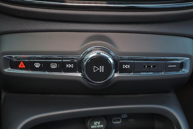 Volvo XC40 Recharge Twin Ultimate 82 kWh - Panorama/schuifdak - IntelliSafe Assist & Surround - 360º Camera - Harman/Kardon audio - Verwarmde voorstoelen & stuur - Parkeersensoren voor & achter - Elektr. bedienb. voorstoelen met geheugen links - Wollen bekleding - D