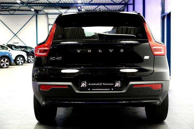 Volvo XC40 1.5 T4 Plug-in Hybrid 155kW/211pk DCT7 Ultimate Dark PANORAMADAK + HARMAN/KARDON + LEER/ALCANTARA + CRUISE + NAVI SENSUS + LANE ASSIST + EL.STOELEN + STOEL-&STUURVERWARMING + CAMERA + KEYLESS + PARKSENSOREN V&A + 19" LM-VELGEN!!
