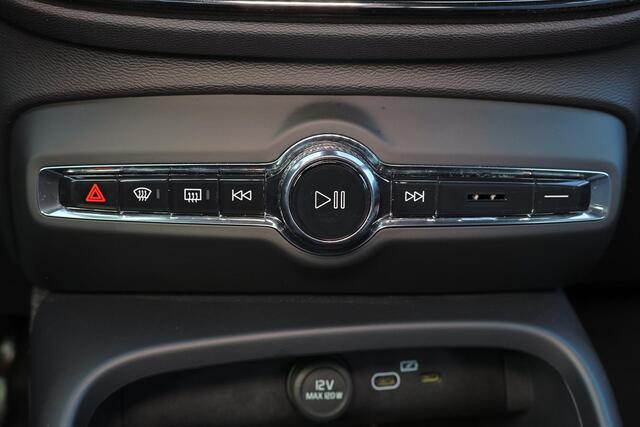 Volvo XC40 B4 Plus Dark - IntelliSafe Assist & Surround - Harman/Kardon audio - Parkeercamera achter - Verwarmde voorstoelen & stuur - Parkeersensoren voor & achter - Elektr. bedienb. voorstoelen met geheugen links - Draadloze tel. lader - Elektr. inklapbare trekhaa