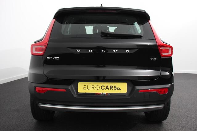 Volvo XC40 1.5 T3 163pk Automaat Momentum Navigatie Apple Carplay/Android Auto Stoelverwarming Parkeersensoren Adaptive Cruise Control Virtual Cockpit LED kop- en mistlampen Draadloos laden Sensus Connect met High Performance Sound