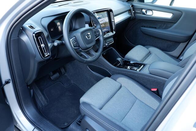 Volvo XC40 2.0 B4 Plus Dark | Verwarmbare voorstoelen | Verwarmbaar stuurwiel | Verwarmbare voorruit | Premium audio by Harman Kardon | Trekhaak | 19 inch Lichtmetalen velgen