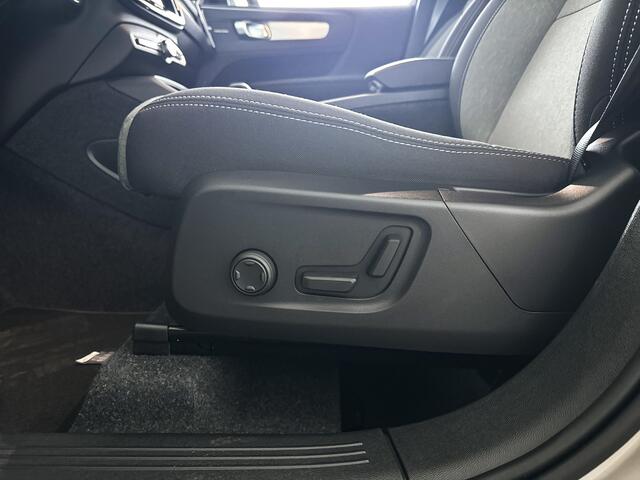 Volvo XC40 B4 Plus Dark | Parkeercamera | Stoel- en Stuurverwarming | Harman Kardon | Trekhaak